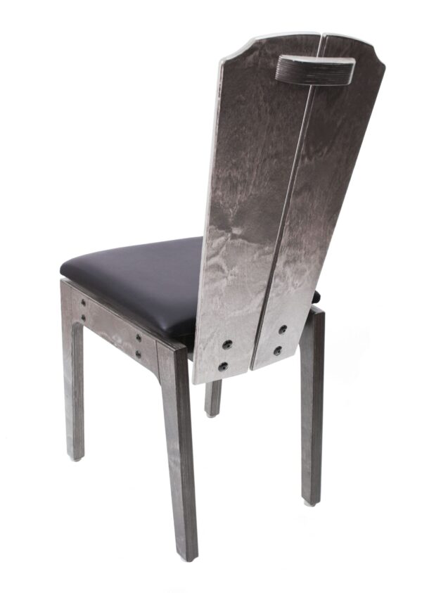 Hållbar stol i trä grå